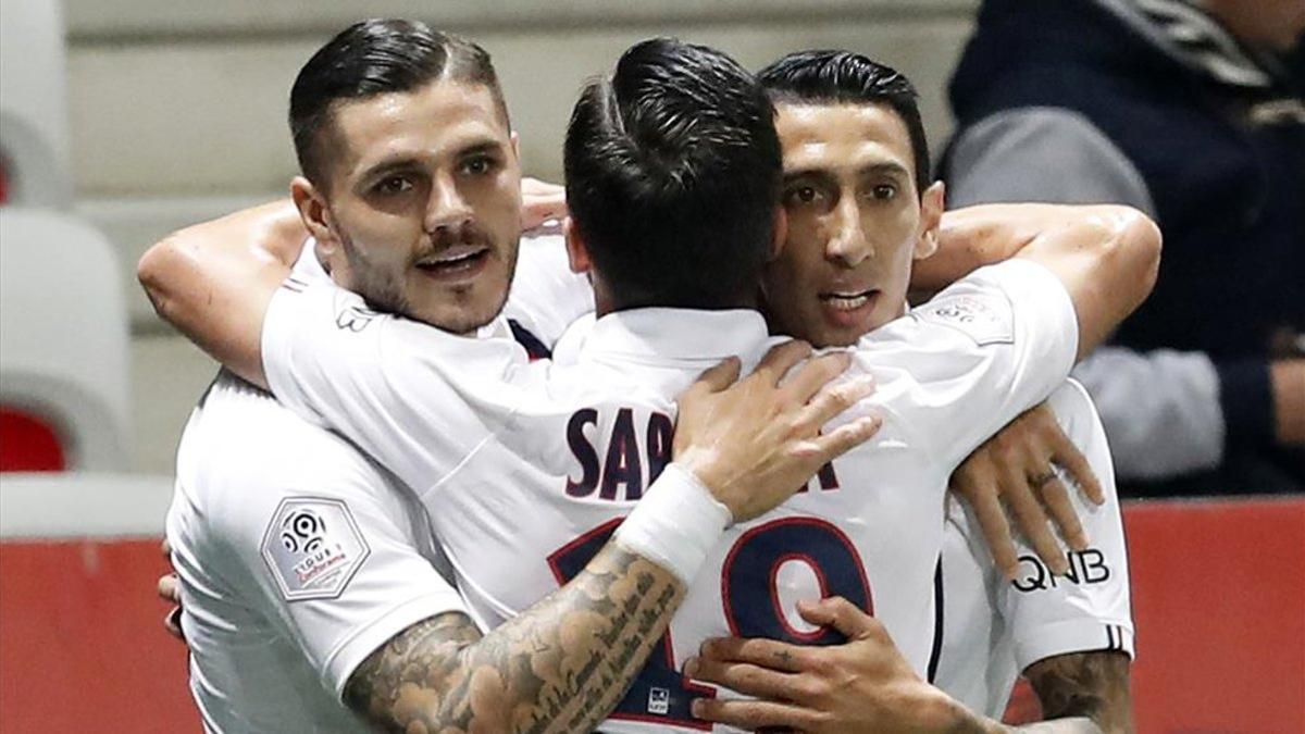 El 'tridente' del PSG celebra el primer gol de Di María ante el Niza