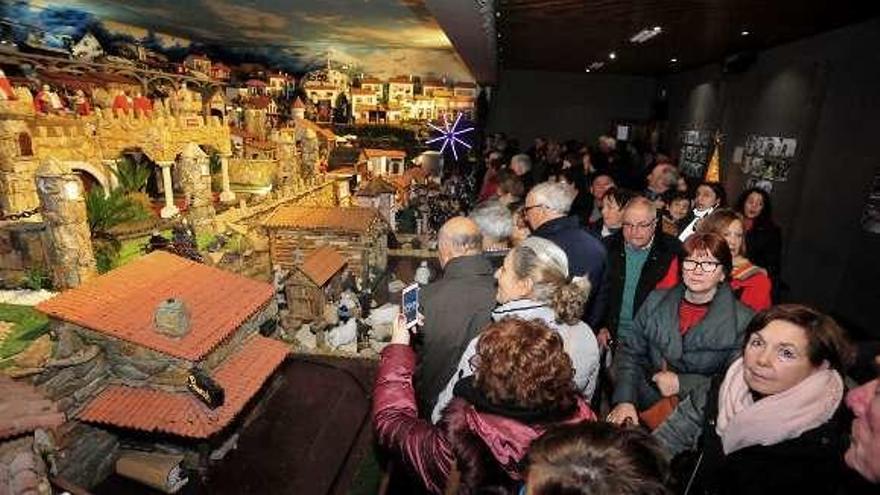 El Belén de Valga recibió ayer una avalancha de visitantes. // Iñaki Abella