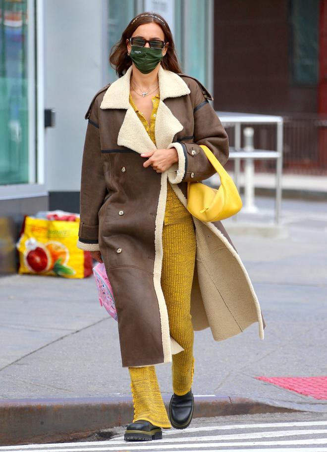 Irina Shayk con conjunto de punto amarillo y abrigo largo