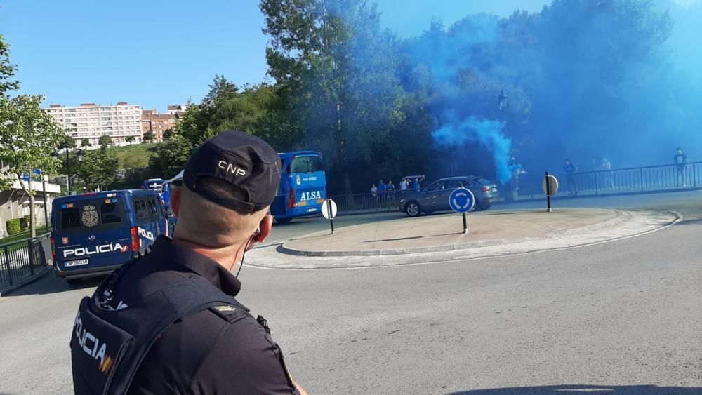 Salida de los jugadores del Real Oviedo hacia Gijón