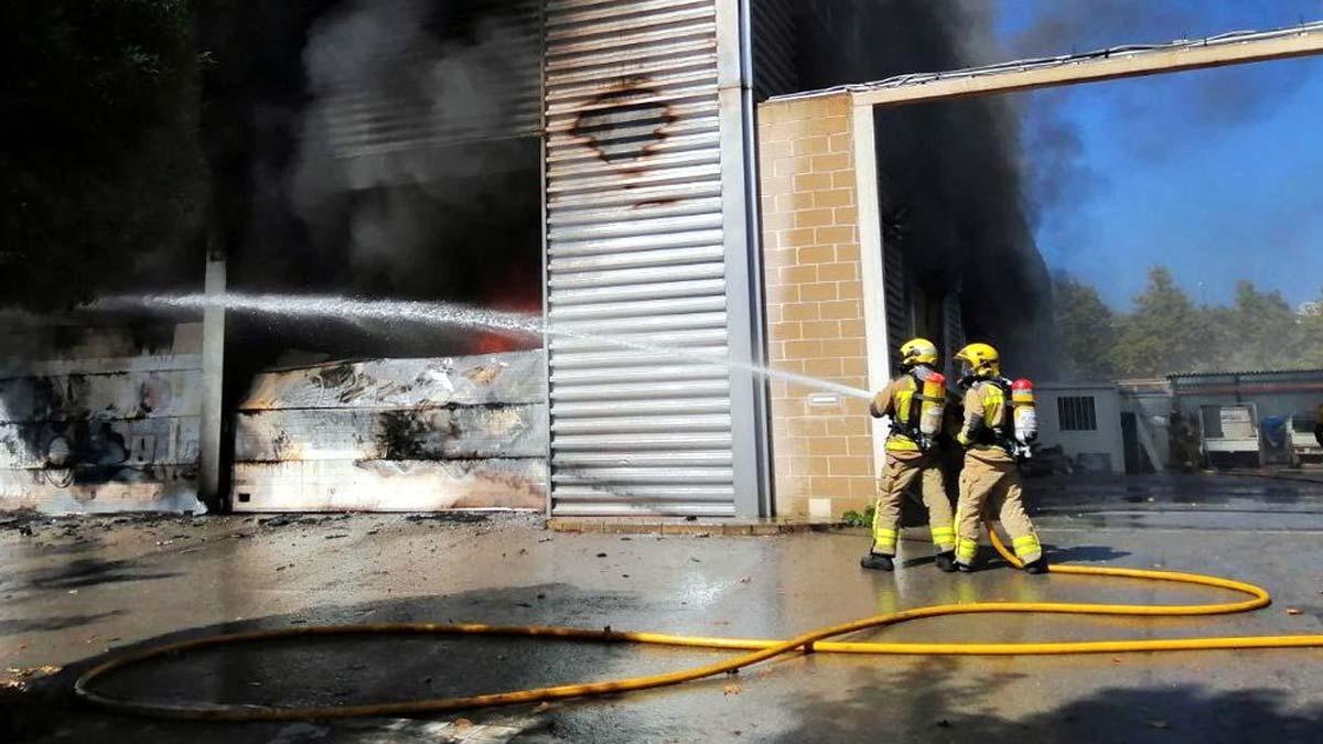 Bombers de la Generalitat trabajan en un incendio