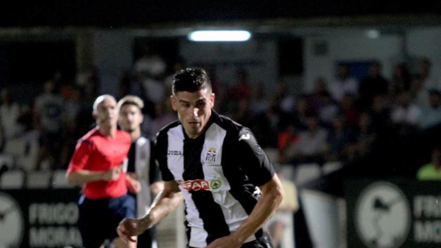 A la izquierda Michel Zabaco durante un entrenamiento en el Cartagonova. A la derecha, Fernando en plena acción en un partido.