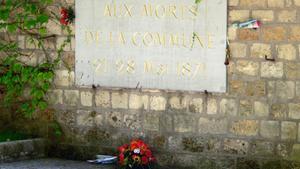 Lápida en recuerdo a los ’communards’ en el cementerio de Père Lachaise.