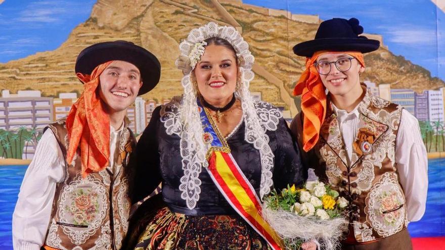 Dos hombres para la corte de una belleza en las Hogueras de Alicante