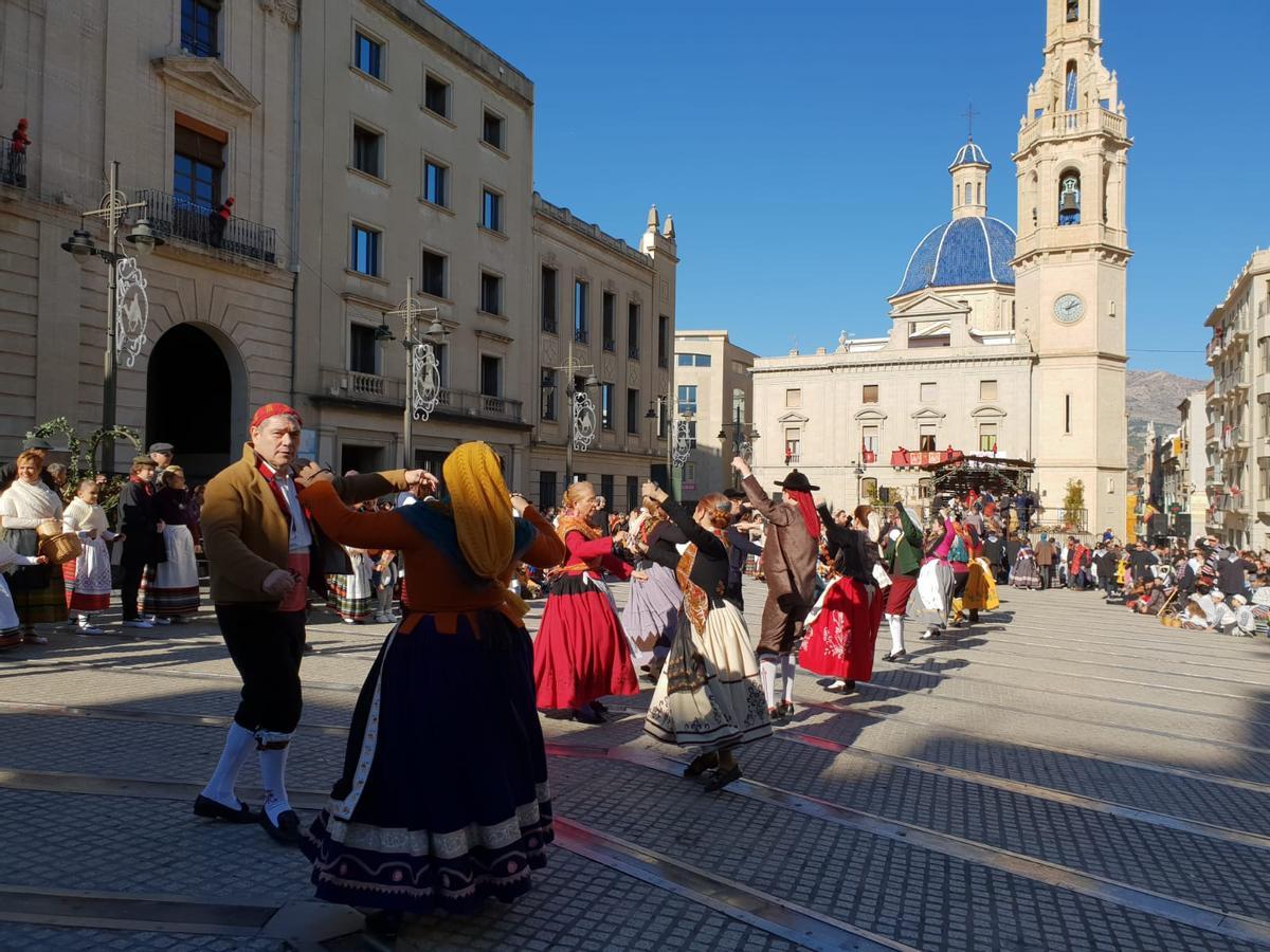 El desfile contará también con la participación del Grup de Danses Carrascal y el Grup de Danses Sant Jordi