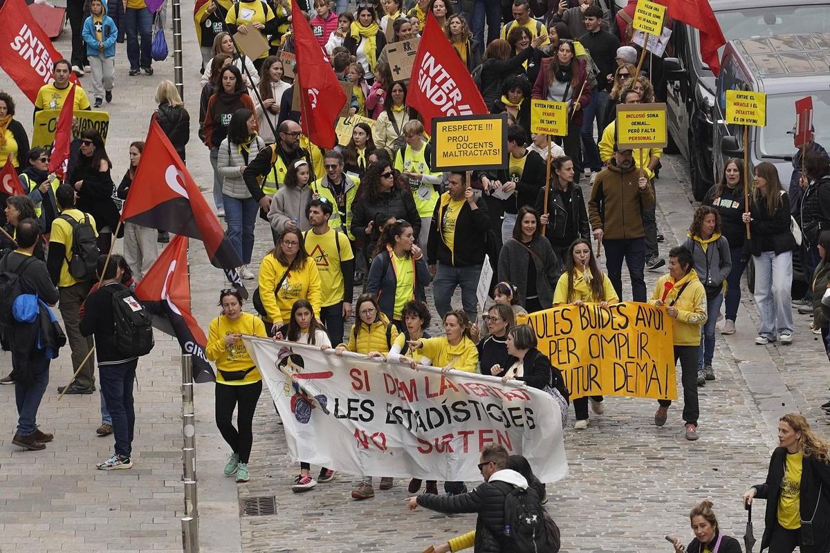 Les imatges de la protesta dels docents davant de la Generalitat a Girona