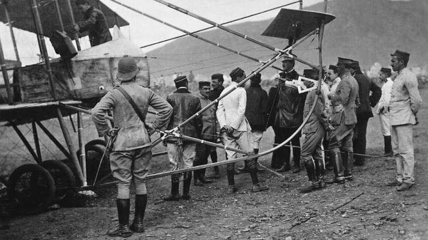 Personal del aeródromo de Sania Ramel rodea al MF-7 tras el incidente en el que Manuel Barreiro Álvarez realizó la misión que le otorgó la Cruz Laureada de San Fernando de la Aviación Española.