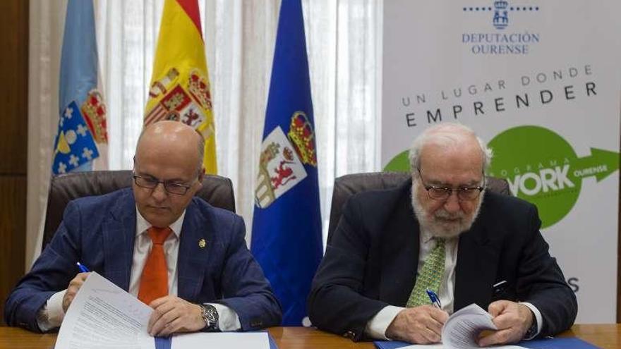 José Manuel Baltar y Fernando Bayón firmaron ayer el convenio. // FdV