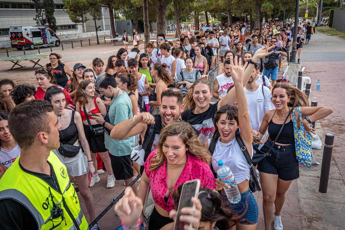 Ambiente en la cola antes del concierto de Rosalía