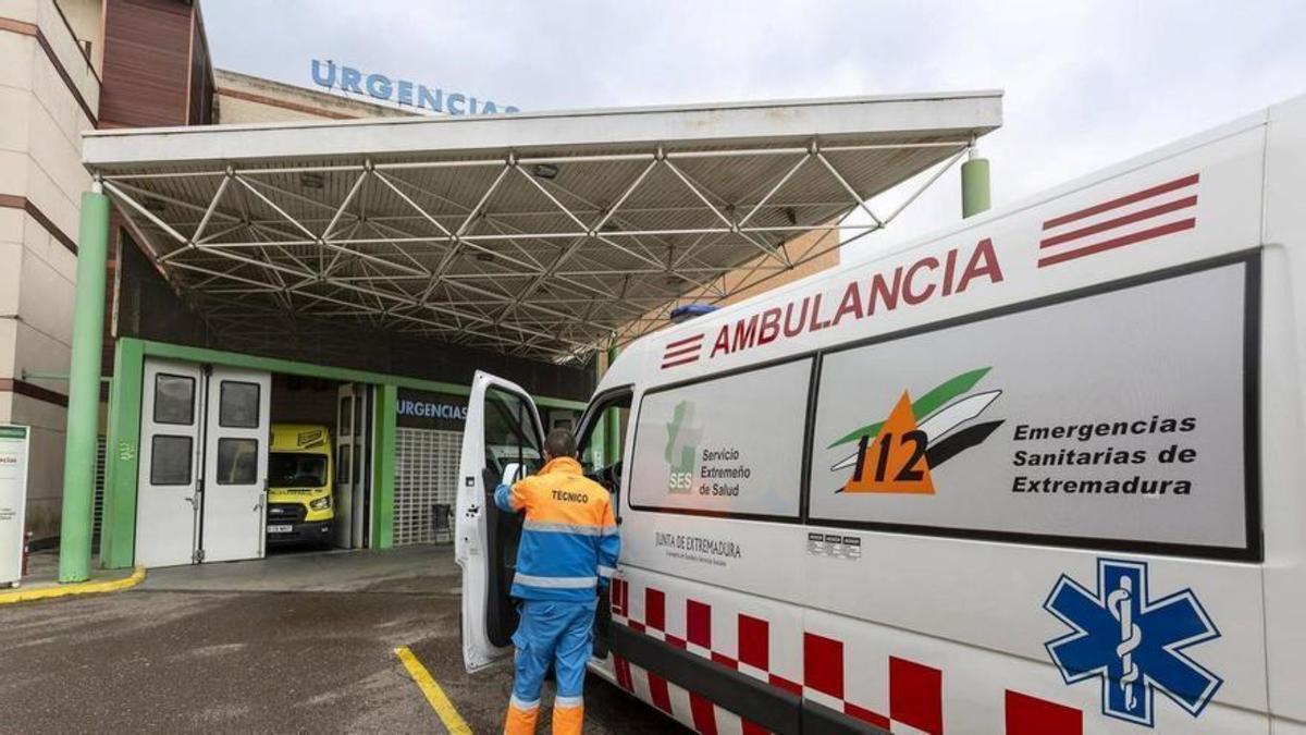Una ambulancia del 112 Extremadura, a las puertas de Urgencias del Hospital de Mérida.