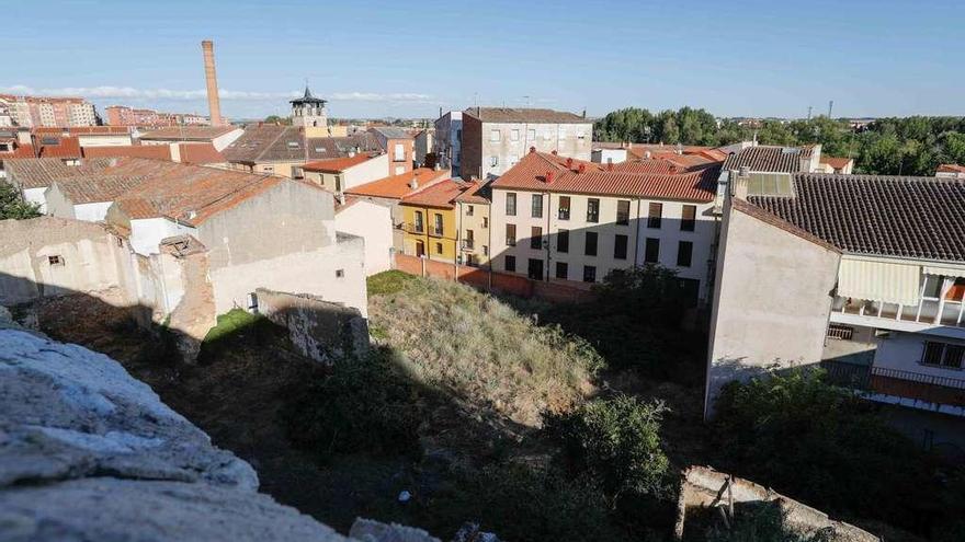 El acuerdo con un particular permite liberar un tramo de muralla situado en Zapatería
