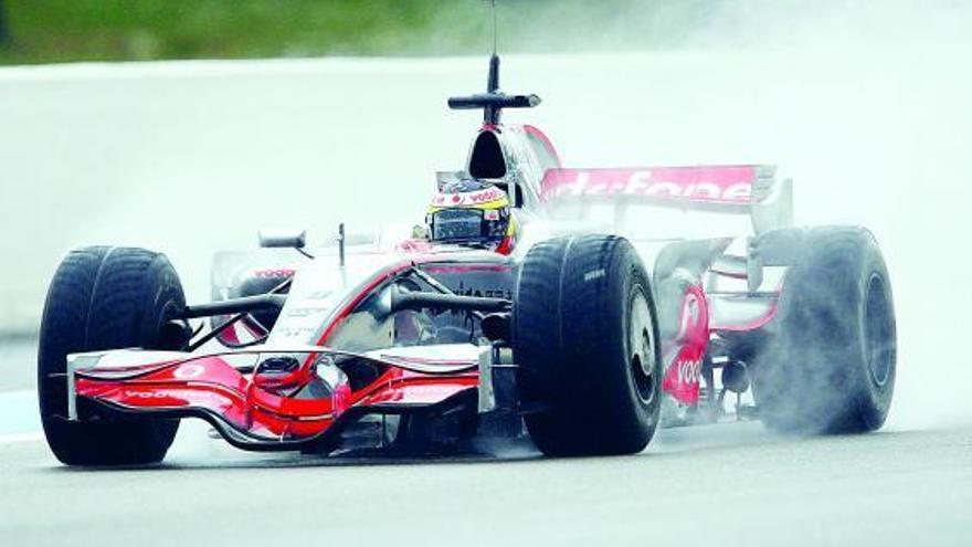 El español De la Rosa, rodando ayer con su McLaren en el circuito francés de Paul Ricard.