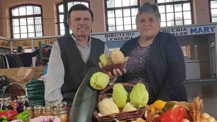 Mario Álvarez y Mercedes Costales, en el mercado de Villaviciosa, con la patata china, de color blanco, y la chayote, de tonalidad verde.