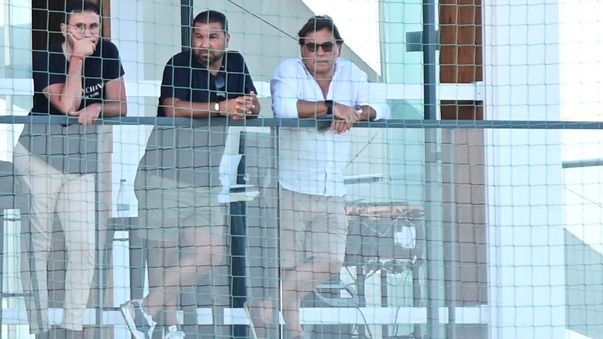 Raúl Sanllehí junto a Juan Carlos Cordero, director deportivo, en la terraza de las instalaciones de Pinatar Arena.