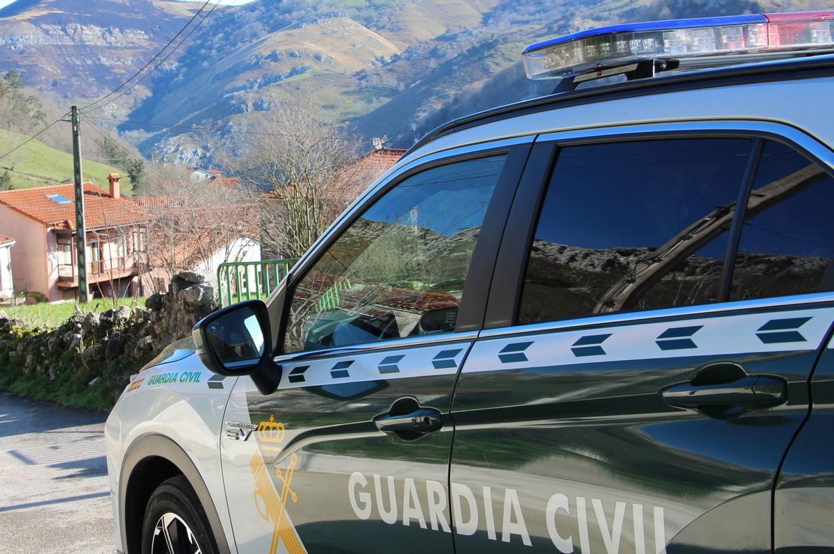 Patrulla de la Guardia Civil en el rural.