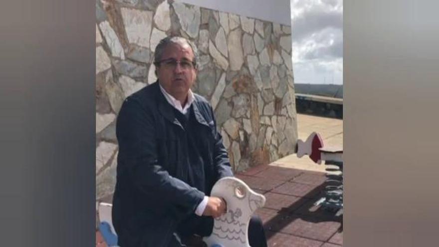 Antonio Alarcó, senador del PP por Tenerife, graba un vídeo sobre un caballito en el que recuerda que "hay que estar como niños siempre"