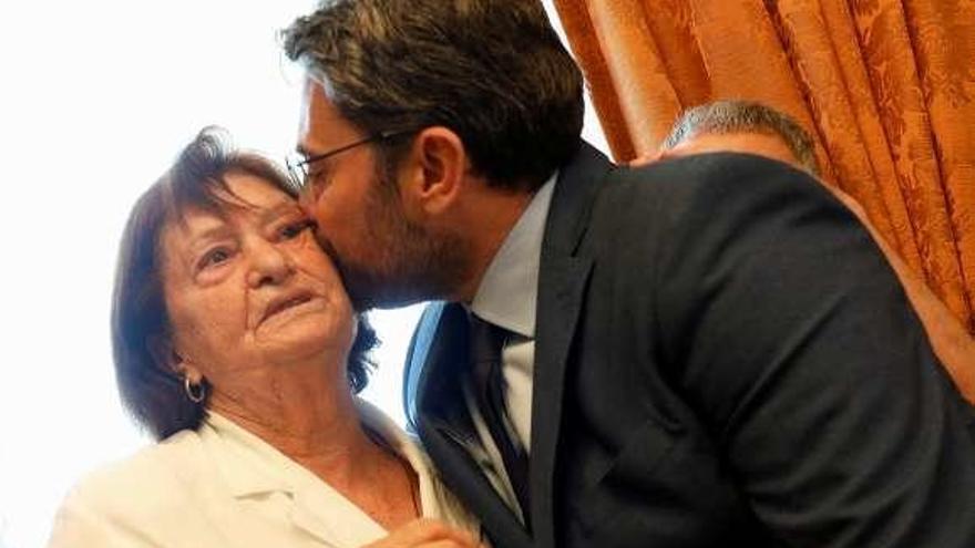 Huerta amará el deporte  |  Màxim Huerta besa a su madre tras recibir la cartera de Cultura. Corrigiendo sus polémicos tuits sobre el deporte, prometió &quot;mimarlo y amarlo&quot;, aunque no lo practique.