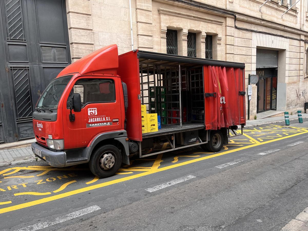 Unvehículo de reparto estacionado en la zona inteligente de carga y descarga