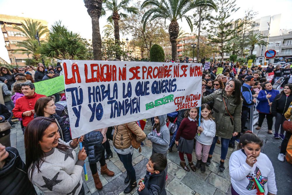 Docenas de padres secundan la protesta contra el decreto de Marzà del modelo educativo en Torrevieja y reclaman su derogación en una prortesta que ha recorrido las calles de la ciudad