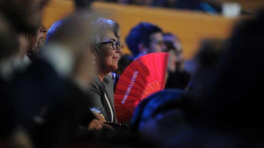 Una espectadora de los premios Mestre Mateo con un abanico con el que se reivindica una mayor presencia de la mujer en el cine.