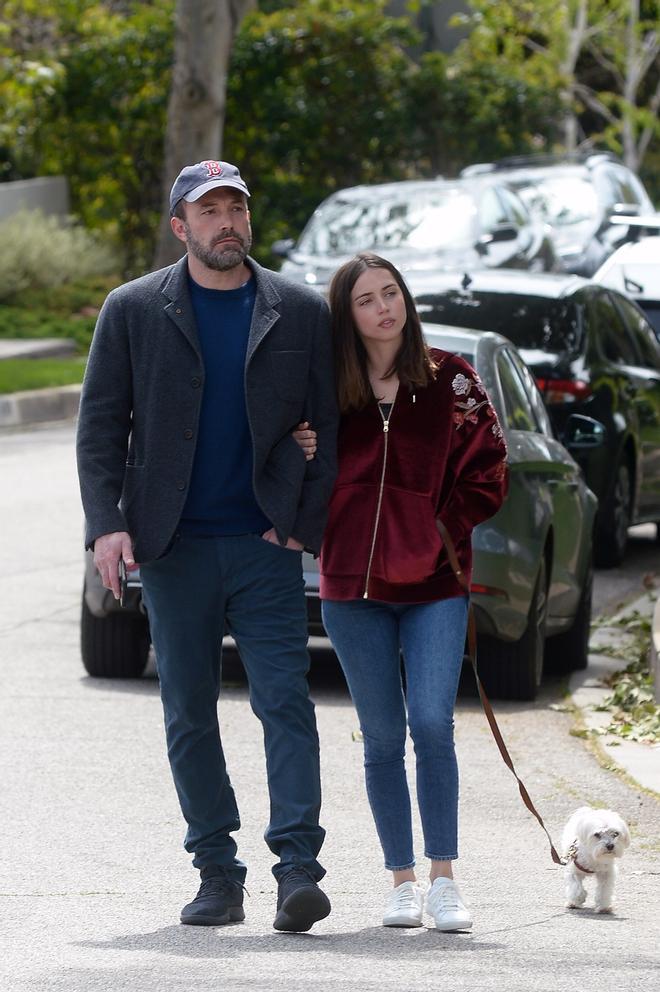 Ben Affleck y Ana de Armas paseando por Los Ángeles