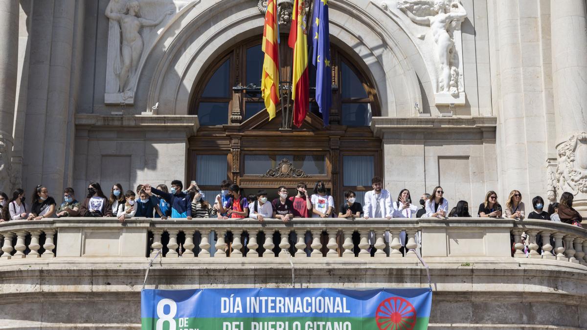 Balcón del Ayuntamiento de València, lleno de jóvenes asistentes a la feria de FP.