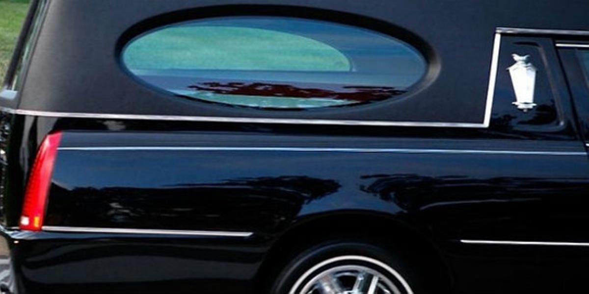 Un coche fúnebre. Un coche fúnebre.