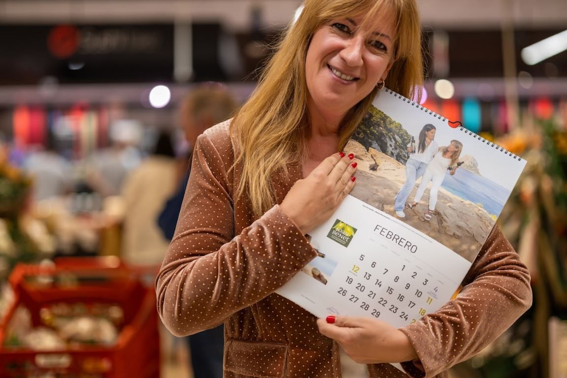 Producto local y caras conocidas en el calendario solidario de la asociación de Ibiza Elena Torres