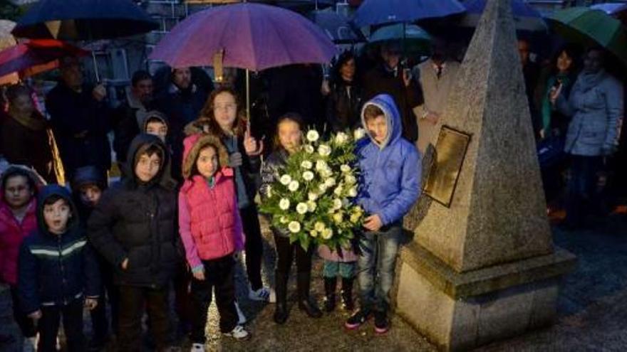 Momento de la ofrenda floral ante el monolito por las víctimas del 11-M.  // Brais Lorenzo