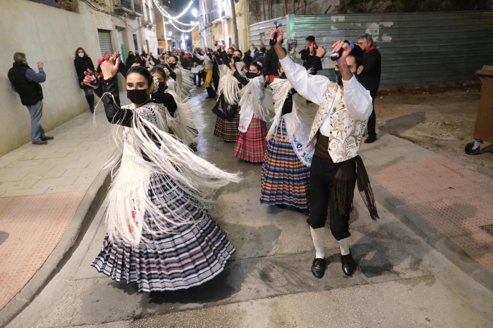 Los eldenses festejan a San Antón, patrón de los Moros y Cristianos, con las típicas vueltas a la hoguera, la bendición de animales, las tradicionales danzas y el reparto del pan