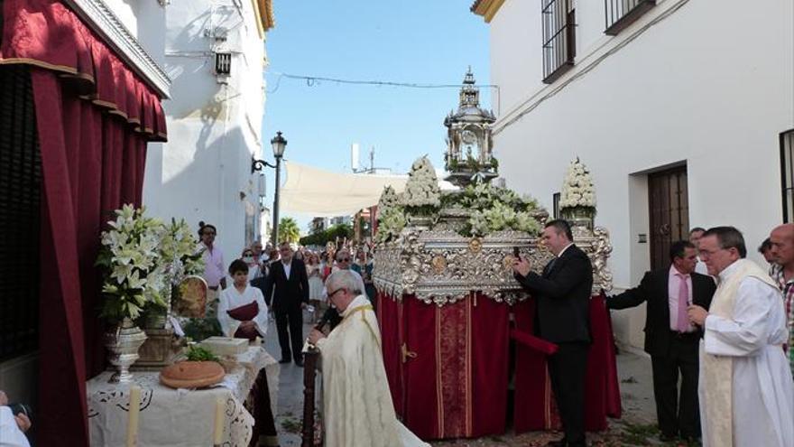 Alfombras de color, juncia y flores embellecen el paso del Corpus Christi