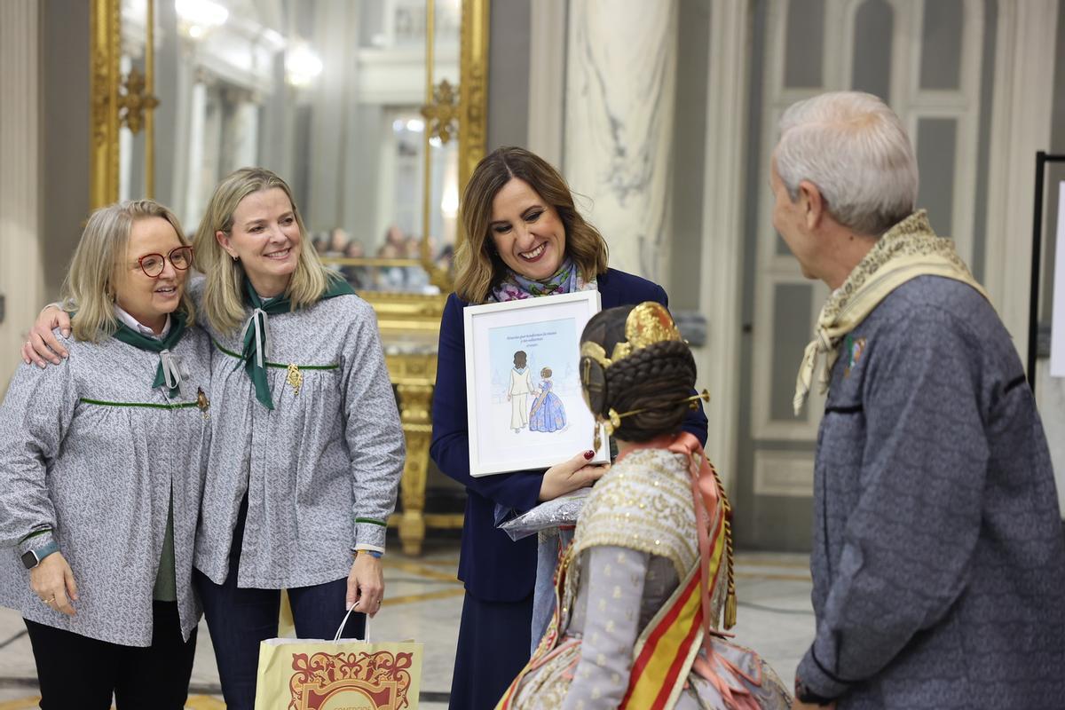 Catalá recibe a las Falleras Mayores Infantiles de Valéncia de la historia
