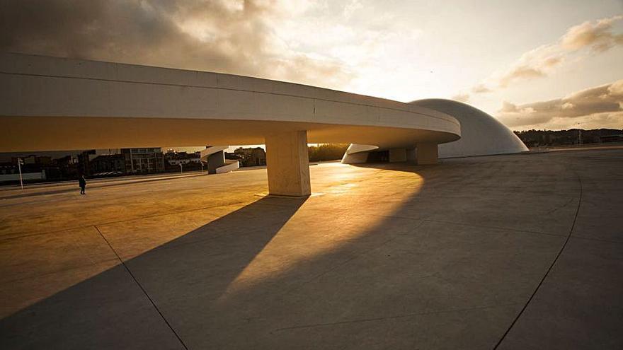 Atardecer en el Centro Niemeyer. | Miki López