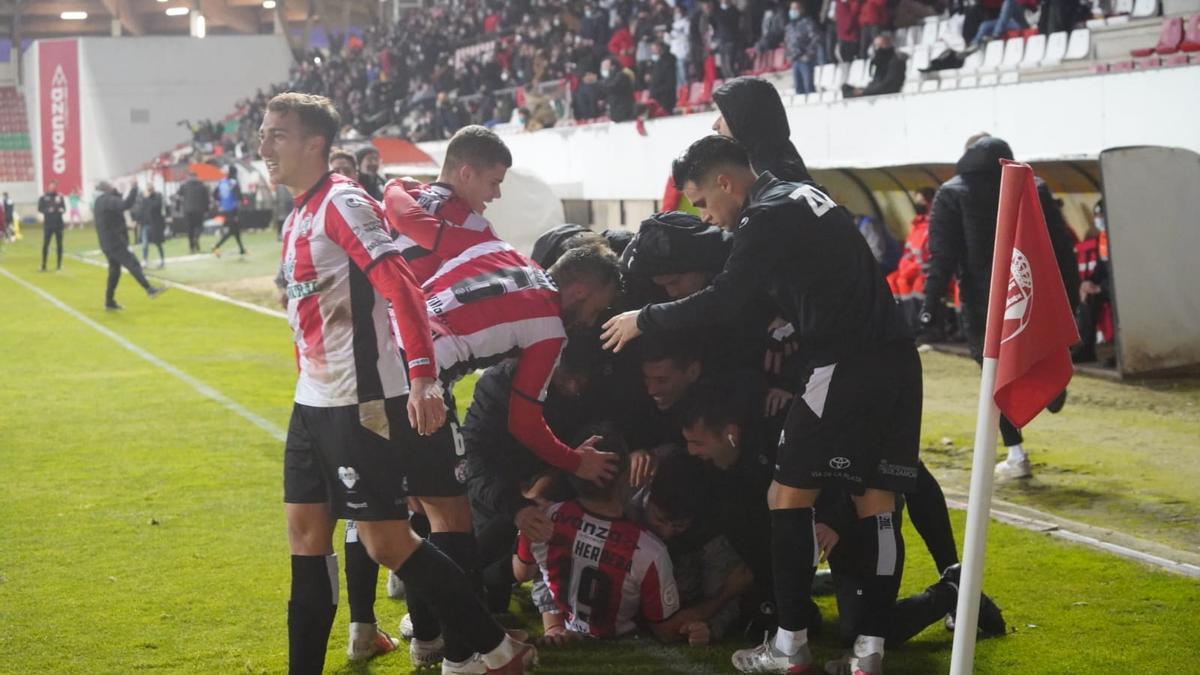 Los zamoranos celebran un tanto.