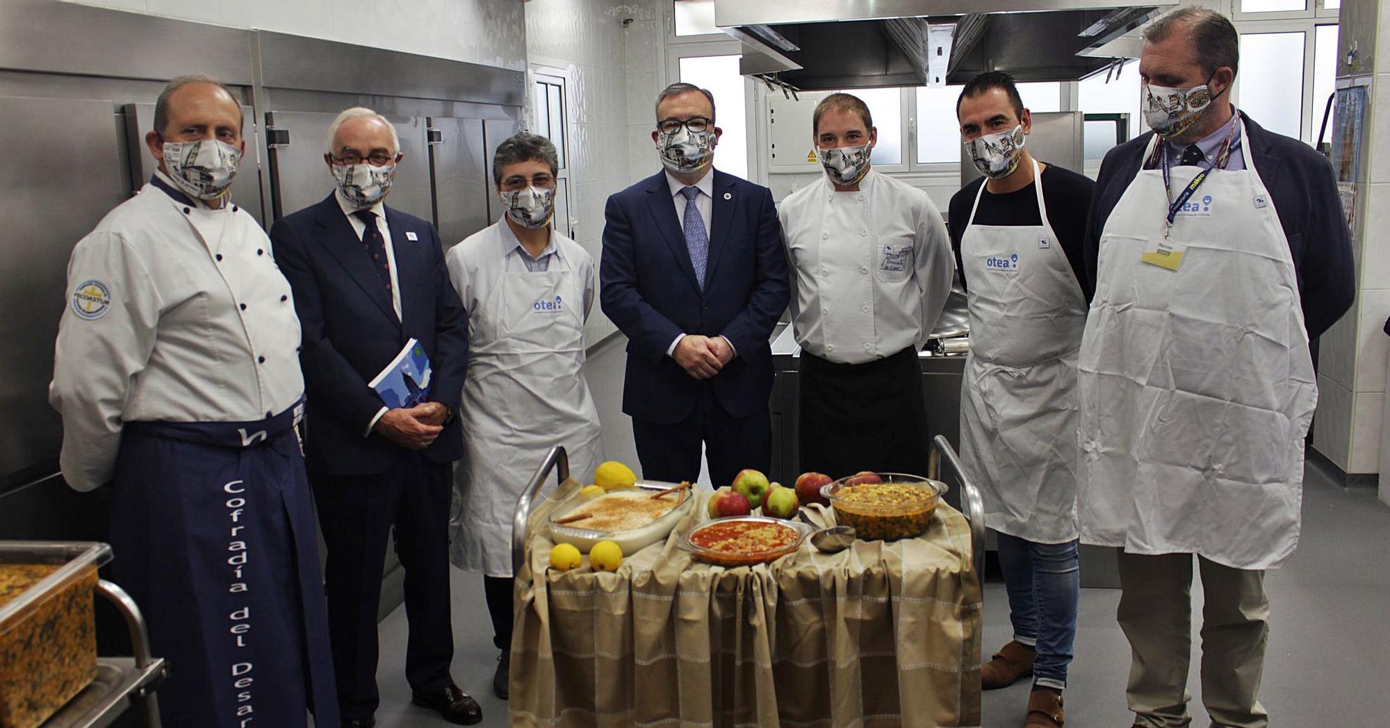 Por la izquierda, José Antonio Martínez, José García-Inés, Sor Fernanda, Alfredo García Quintana, Florentino Menéndez, David González Codón y Marco Grana, ayer, en la Cocina Económica. Junto a estas líneas, voluntarios preparando los menús del Desarme para los usuarios de la Cocina Económica. | Víctor Alonso