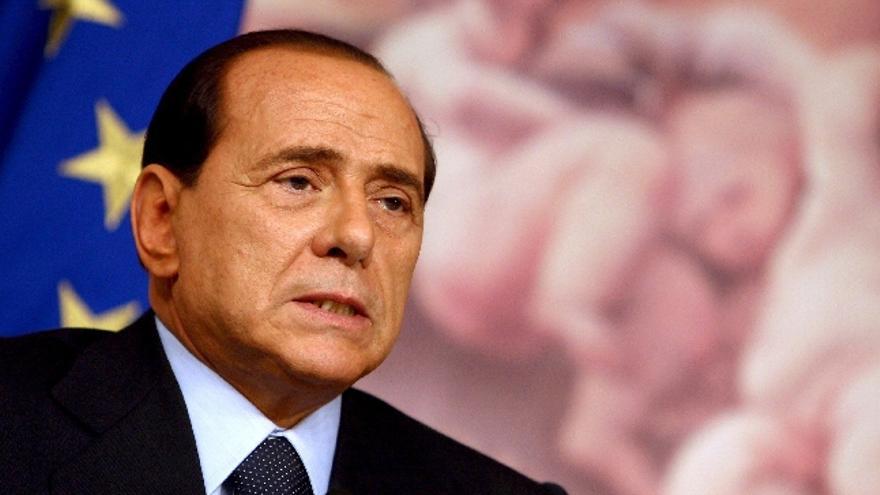 Berlusconi dice que no es tan &quot;enano&quot;, y que es más alto que Sarkozy y Putin.