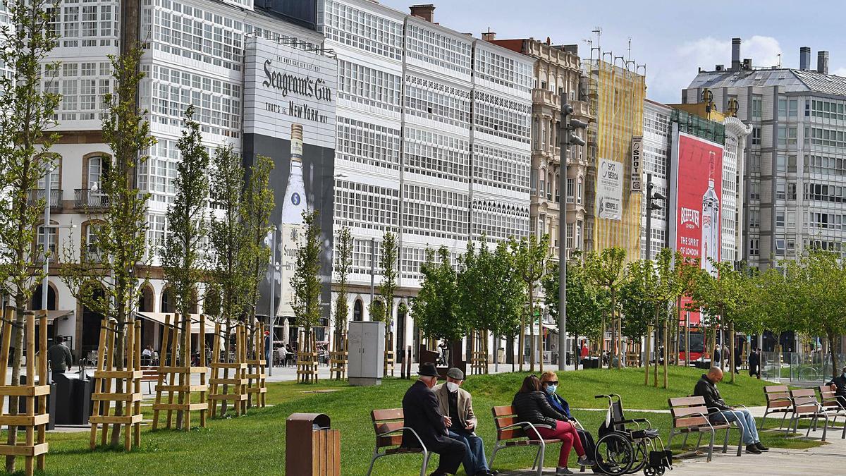 Galerías de la Marina con dos lonas publicitarias que cubren los andamios de obra.  | // VÍCTOR ECHAVE