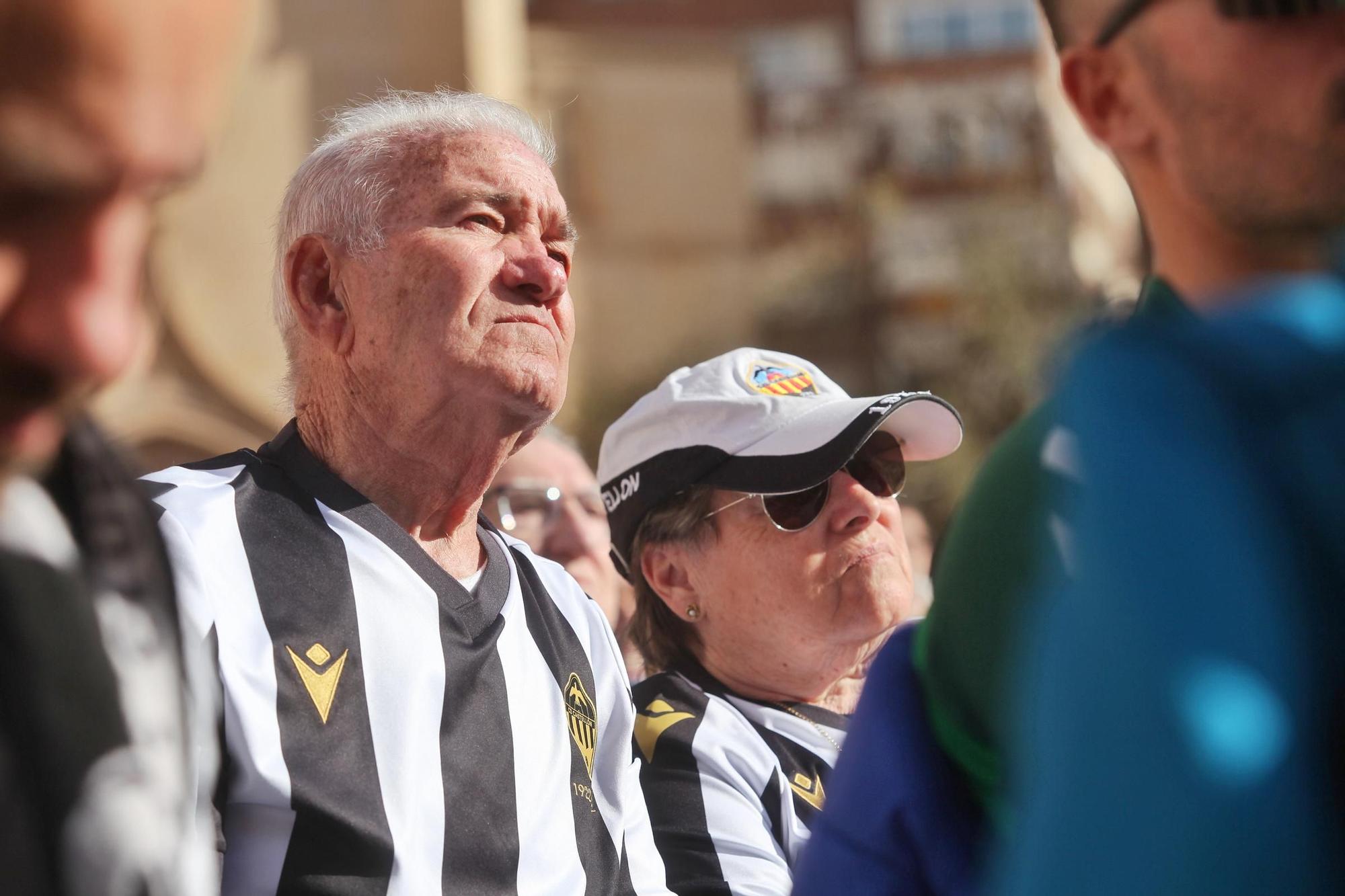 La plaza Mayor de Castelló se tiñe de albinegrismo en un día para el recuerdo