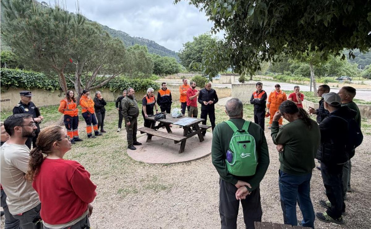 Algunos de los medios movilizados en la reunión mantenida en el parking del paraje de la Murta durante el simulacro.