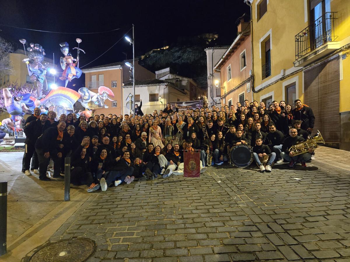 Integrantes de la Falla Sant Jordi de Xàtiva en una Nit del Foc pasada, la noche de la Plantà.