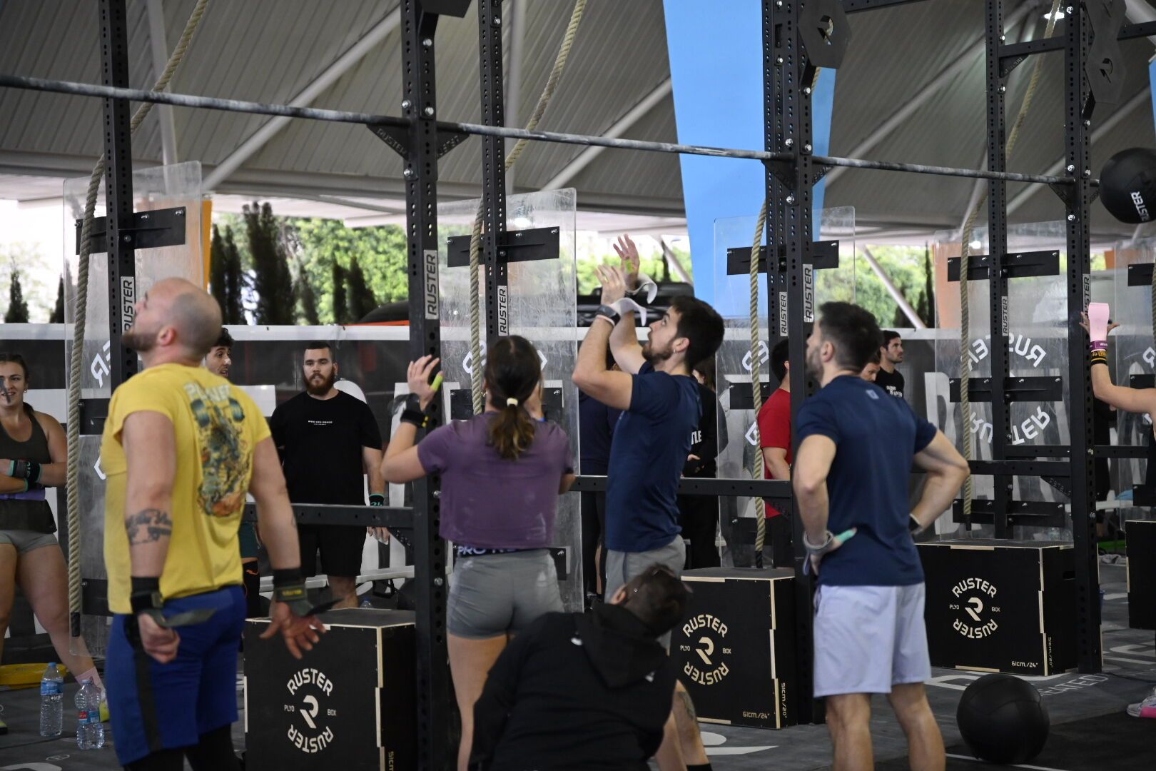 Revive los mejores momentos del evento y comprueba si las cámaras te captaron en plena acción.
Cada levantamiento, cada salto y cada esfuerzo ha quedado recogido en una galería de imágenes que muestran cómo se vivió The Battle Games CrossFit Castellón. Puedes recorrer las fotos y ver si apareces en plena competición, apoyando a tus compañeros o simplemente disfrutando del ambiente.