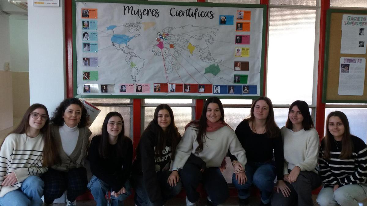 Las alumnas del instituto de Illueca que cursan la asignatura de Ciencias de la Tierra, con su profesora.