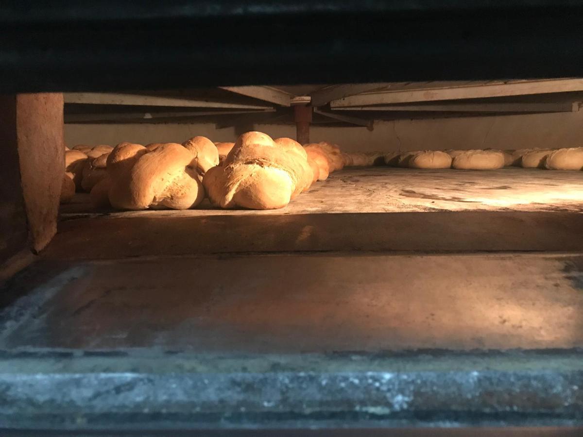 EN IMÁGENES: Luis Manuel Peláez, el último panadero de Salas que no quiere dejar de amasar