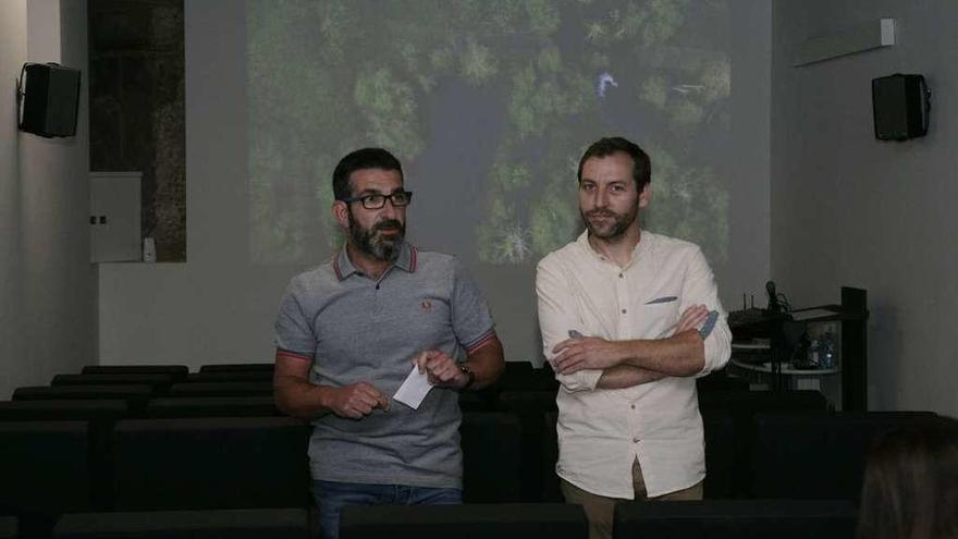 Francisco Vilariño y Emilio Fernández durante la presentación del vídeo en la biblioteca de Lalín // Bernabé