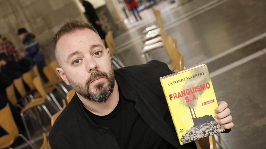 El escritor y periodista Antonio Maestre, con su libro sobre el franquismo.