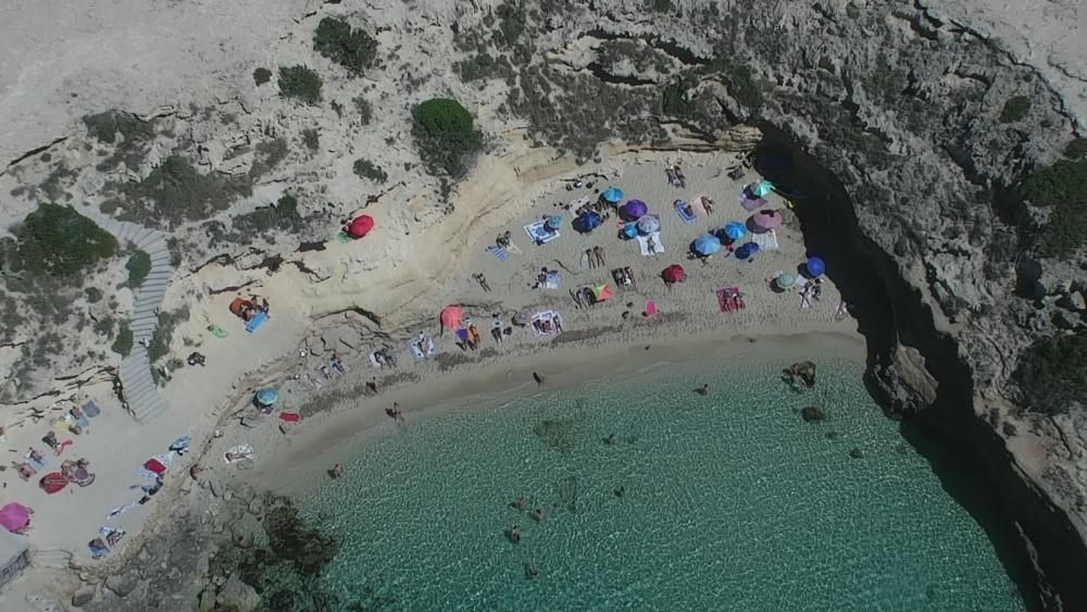 La playa de Cala Comte, hoy sábado, desde el dron de la Policía Local