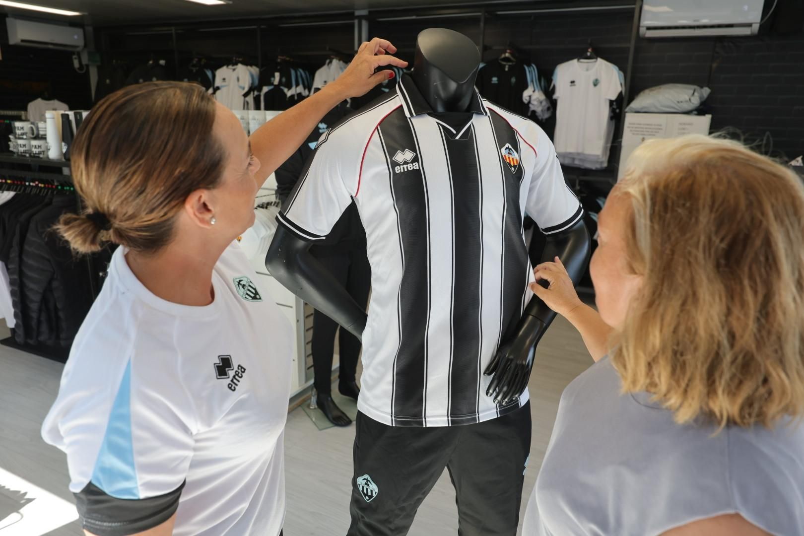 Galería | Las primeras imágenes de la nueva ropa del Castellón en la tienda del SkyFi Castalia