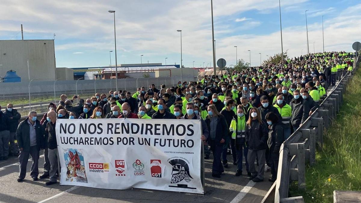 Manifestació dels treballadors de Nissan als voltants de les instal·lacions de la fàbrica. | EUROPA PRESS