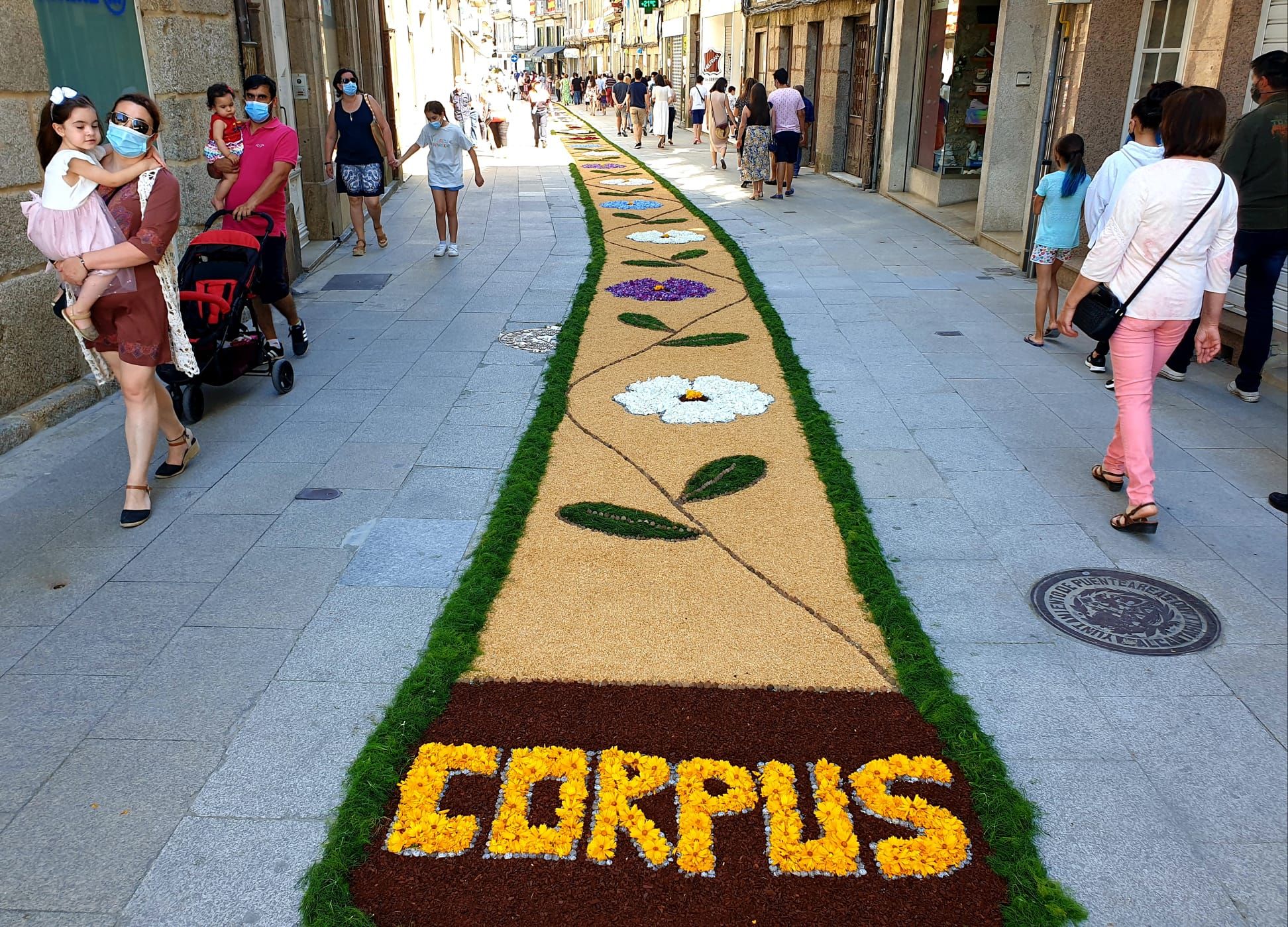 Ponteareas recupera sus alfombras de Corpus adaptándose al COVID