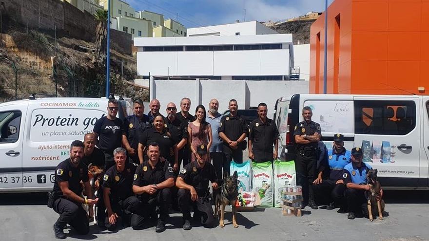 La Policía Local entrega 600  kilos de comida para animales abandonados
